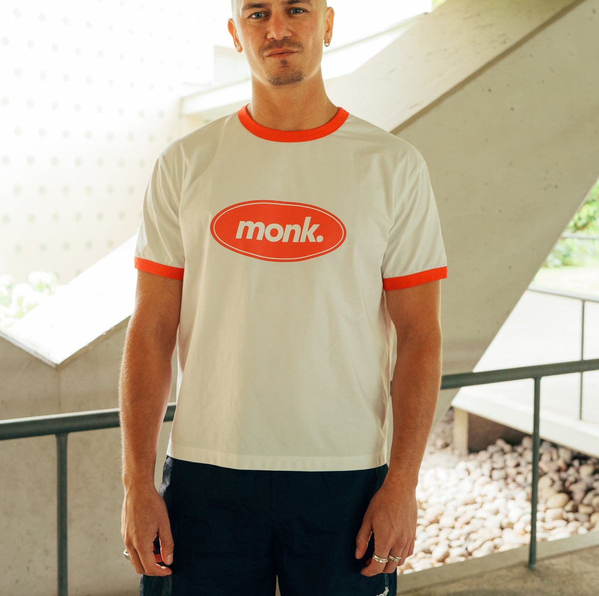 Corredor con camiseta Clubhouse Monk Performance en running crew – ambiente urbano
