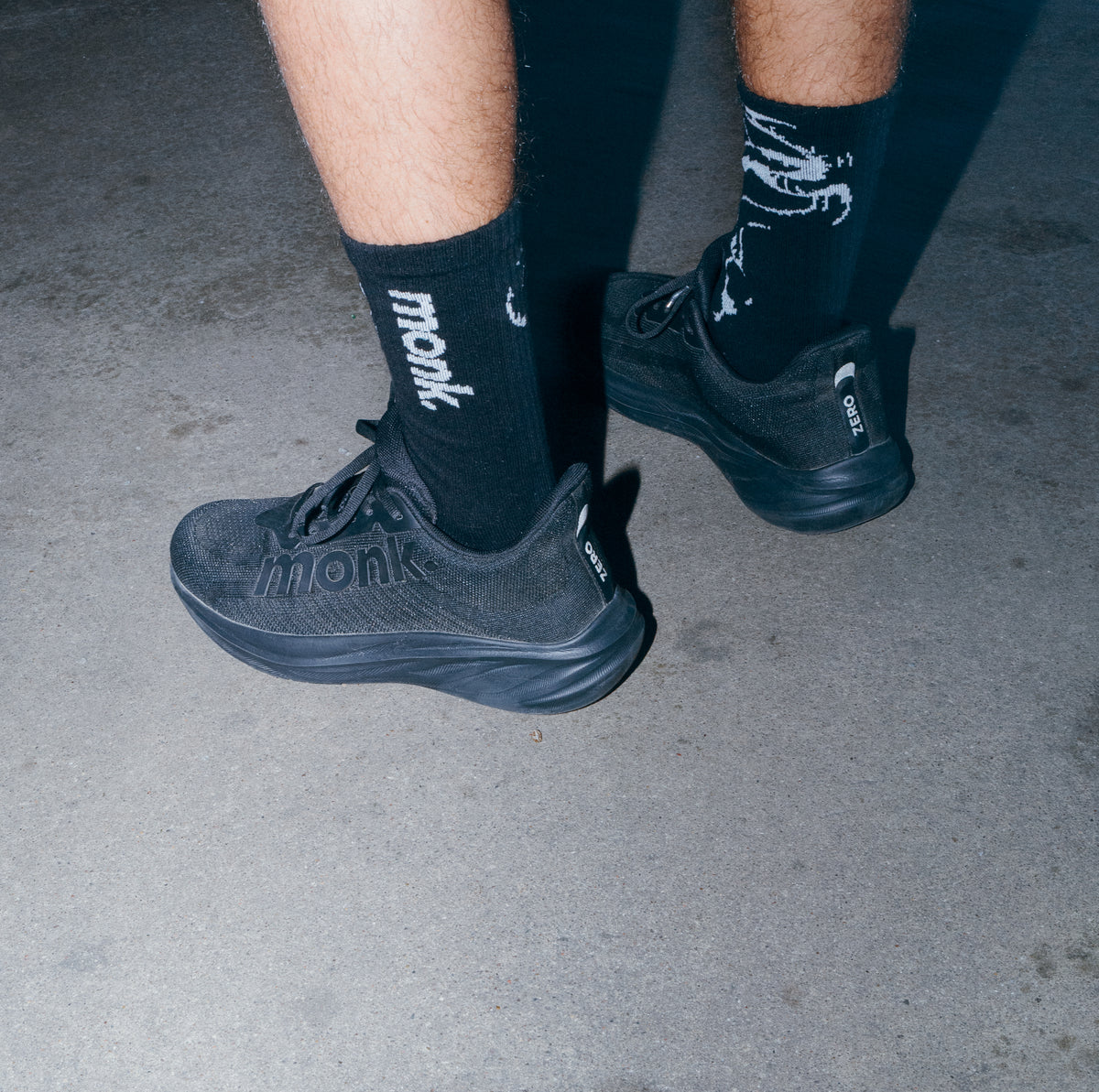Calcetines running U8 Monk Performance en uso – corredor en carretera, detalle pie