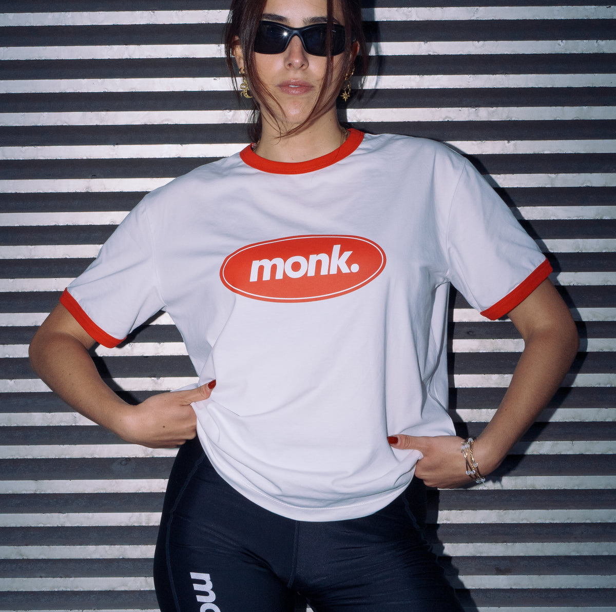 Camiseta running Clubhouse Monk Performance – lifestyle, combinada con mallas negras