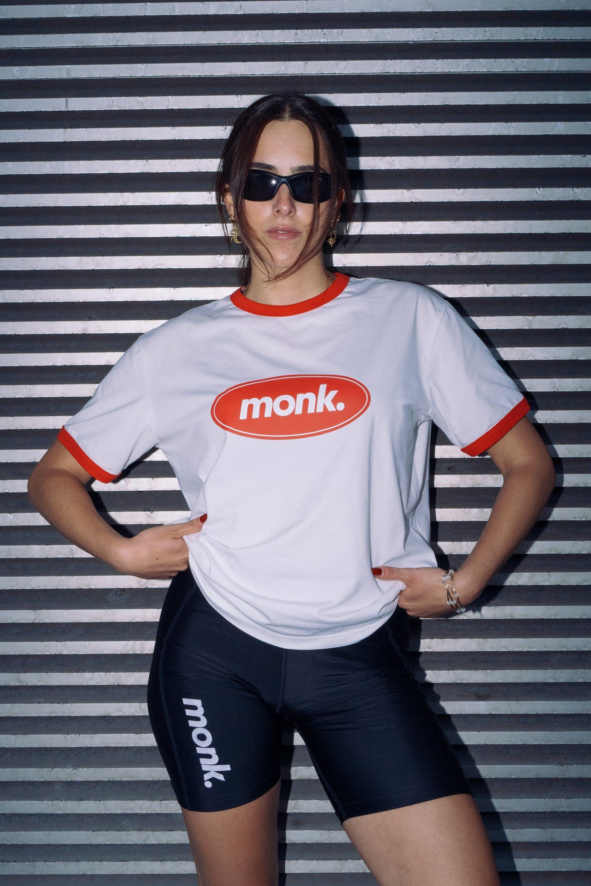 Camiseta running Clubhouse Monk Performance – lifestyle, combinada con mallas negras