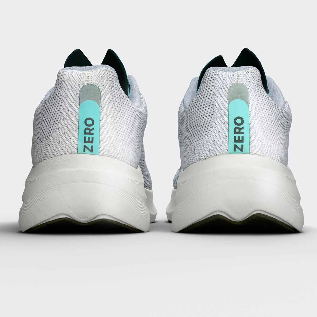 Corredor con zapatillas Zero Minted Ice Monk Performance en carretera – running urbano