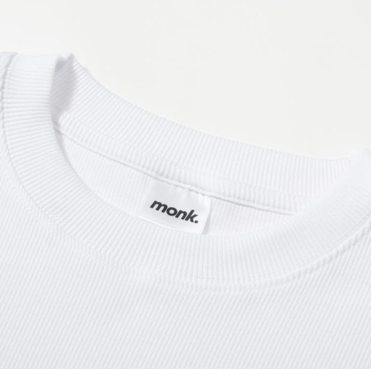 Detalle camiseta running manga larga Core – movimiento dinámico en carrera