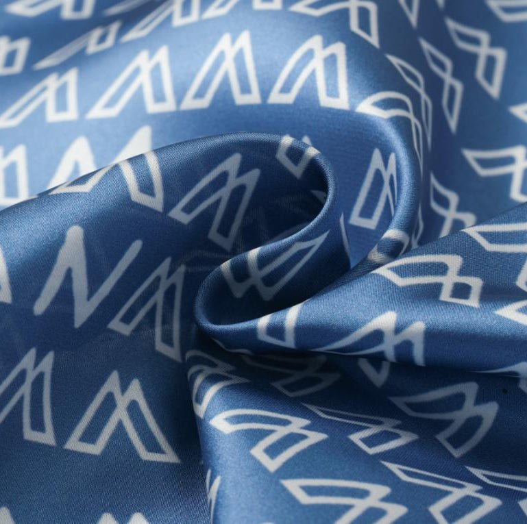 Bandana Clarity Monk Performance usada como pañuelo en la cabeza – lifestyle running