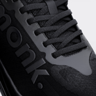 Corredor con zapatillas Zero Haus Monk Performance en entrenamiento urbano