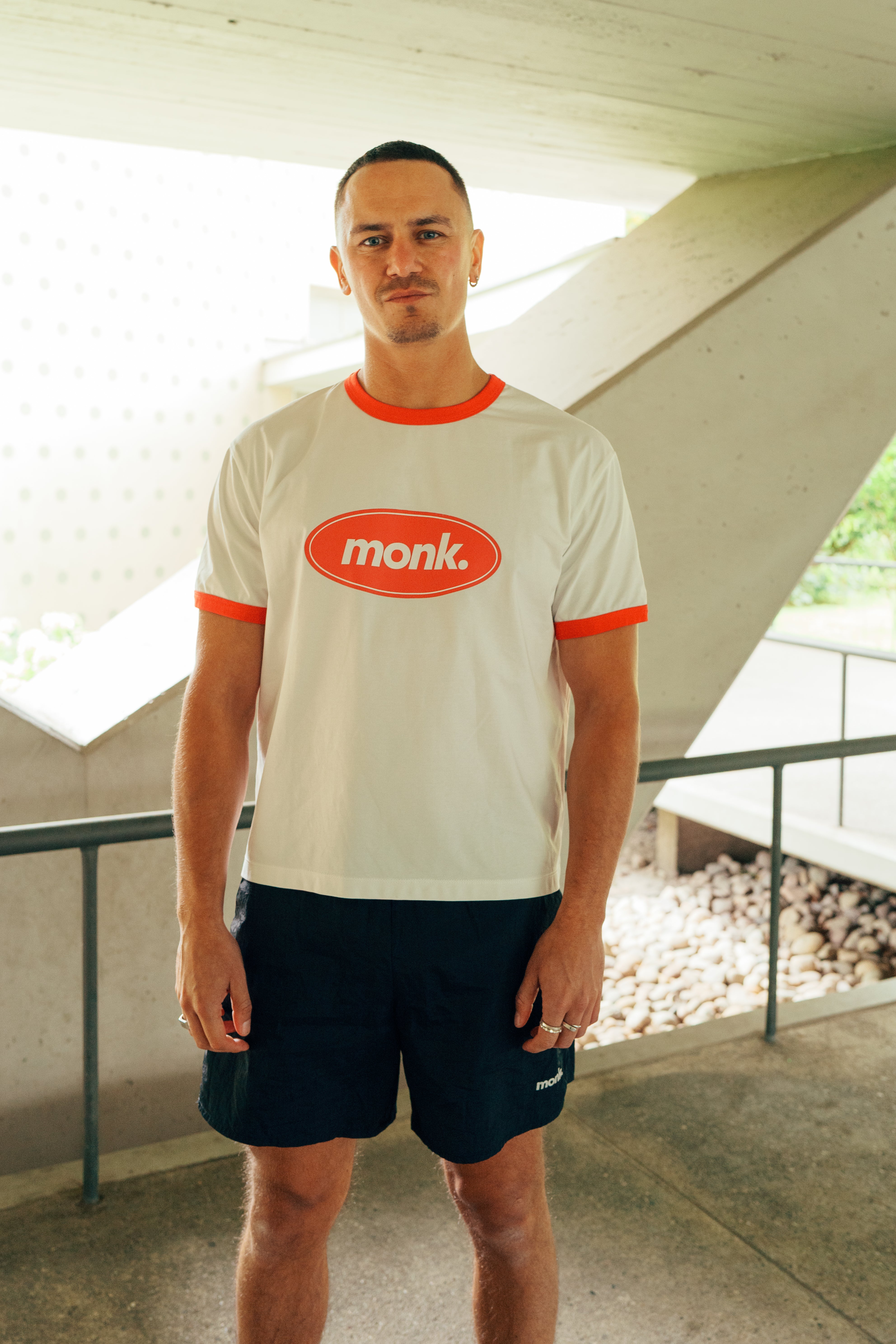 Corredor con camiseta Clubhouse Monk Performance en running crew – ambiente urbano