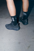 Calcetines running U8 Monk Performance en uso – corredor en carretera, detalle pie