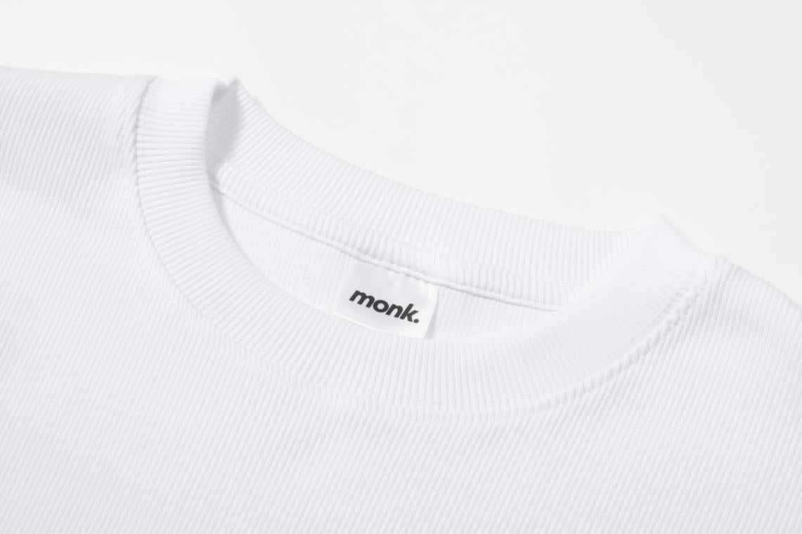 Detalle camiseta running manga larga Core – movimiento dinámico en carrera