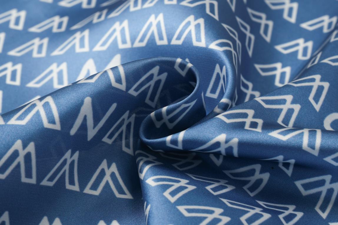 Bandana Clarity Monk Performance usada como pañuelo en la cabeza – lifestyle running